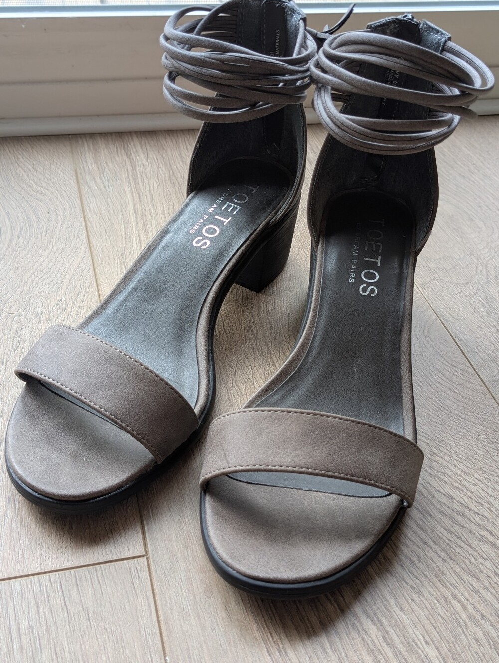 Gray Open Toe Sandal Block Heel Size 9 1/2 Toetos By Dream Pairs